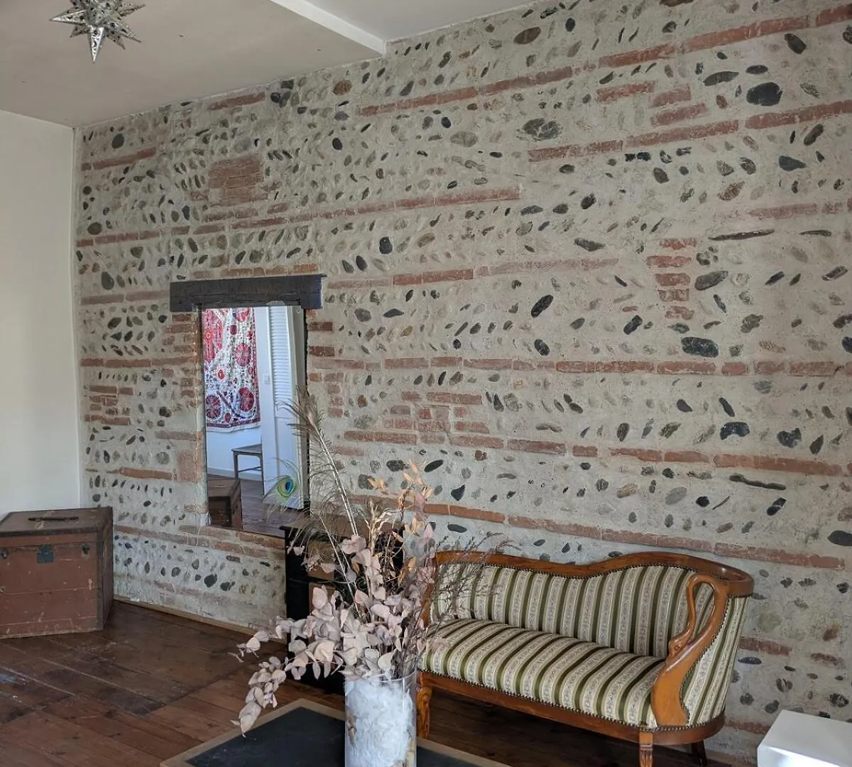 Charming 2-Bedroom, Near City Center Toulouse Apartment