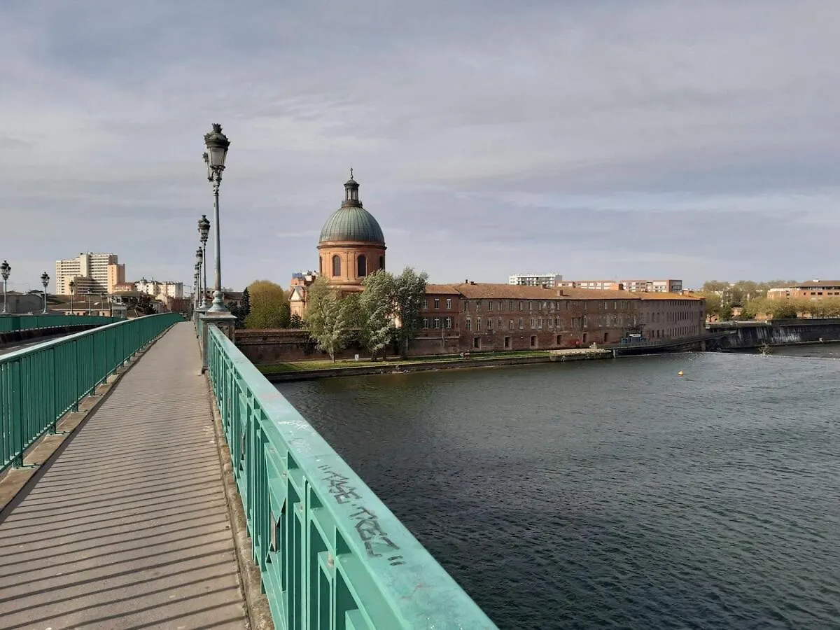 Charming 2-Bedroom, Near City Center Toulouse Apartment