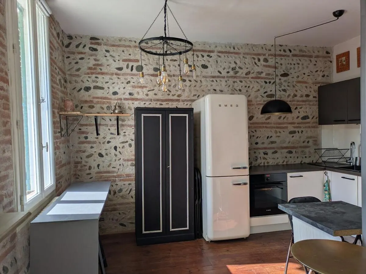 Charming 2-Bedroom, Near City Center Toulouse Apartment