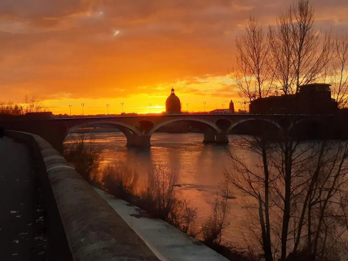 Charming 2-Bedroom, Near City Center Toulouse Apartment